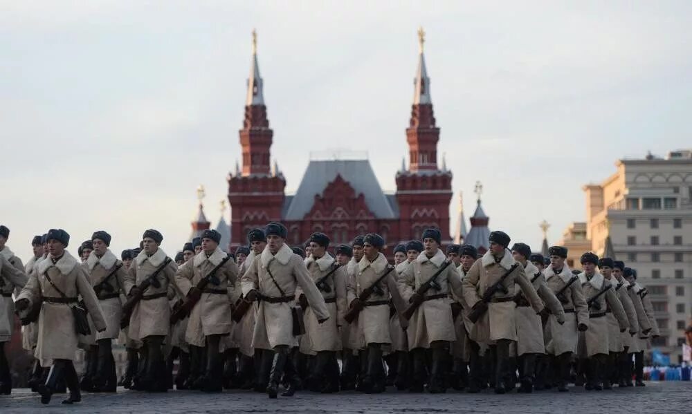 Военный парад 24. Парад 7 ноября 2014 года на красной площади. Парад на красной площади 1941. Маршируют на красной площади. Парад Советской армии 7 ноября.