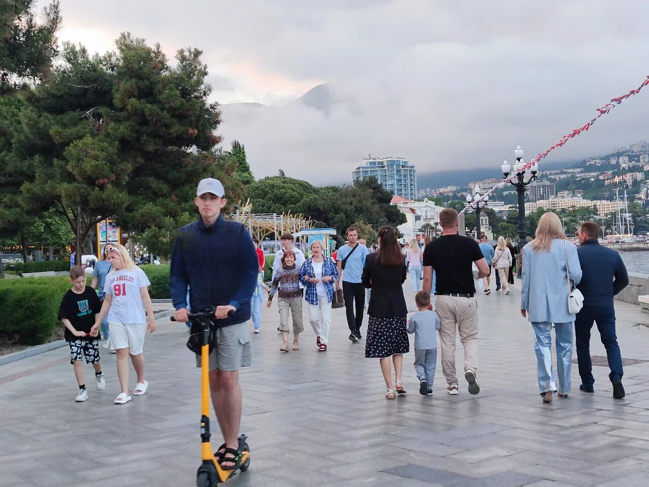 Ялта ялта набережная 2021. Работа крыму сегодня. Обстановка в крыму. Профессии в крыму. Набережная ялта туристы.