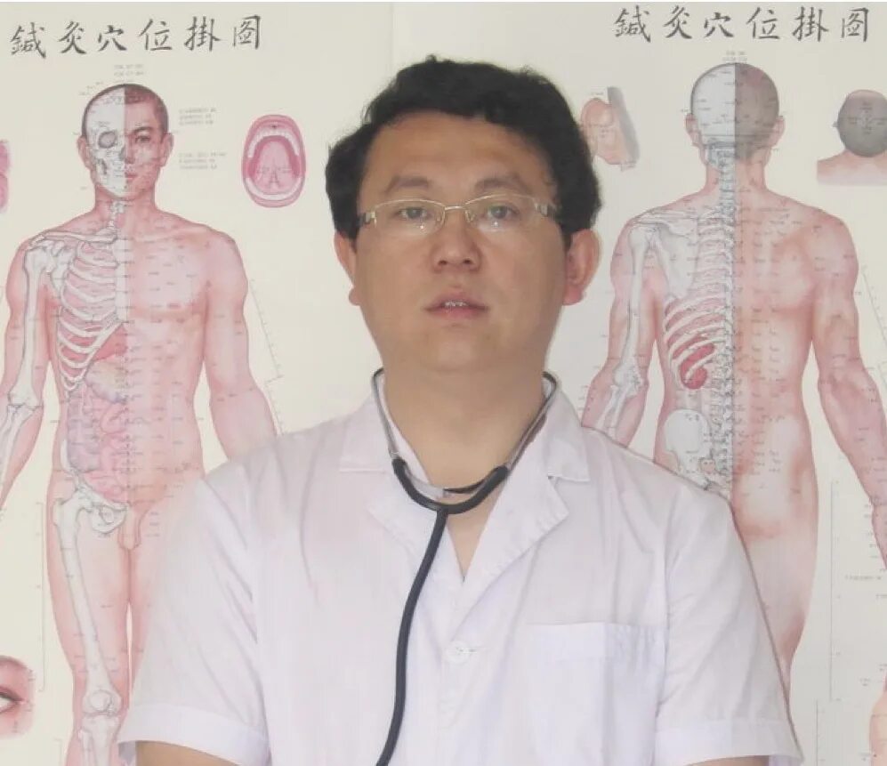 Врач китайской медицины. Китайский доктор иглоукалывание. Центр китайской медицины в Новосибирске. Китайская медицина в Новосибирске.