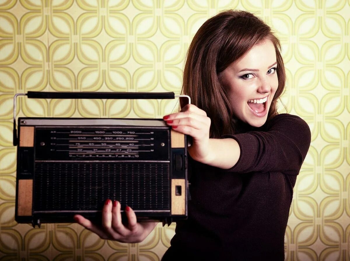 Радио fm играть. Красивый радиоприемник. Девушка с радиоприемником. Радио картинки. Человек с радиоприемником.