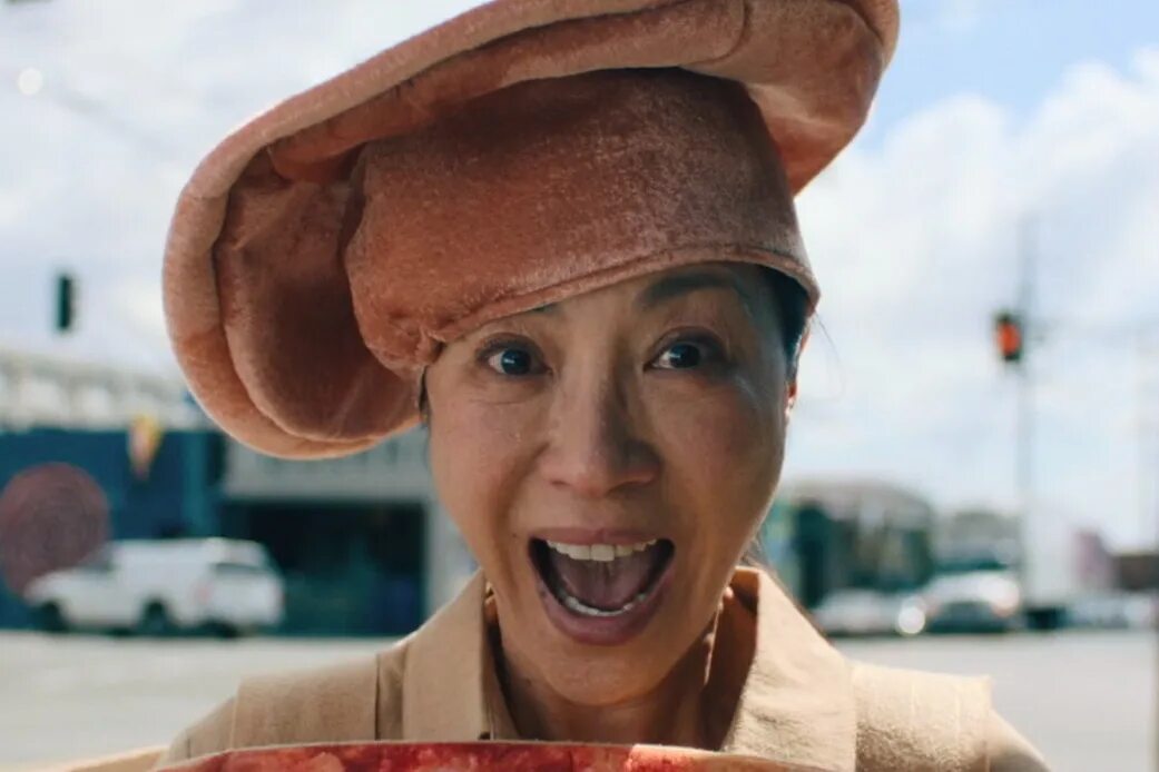 All movies at once. All movies at once. Everything everywhere all at once кадры. All movies at once. Драка в офисе.