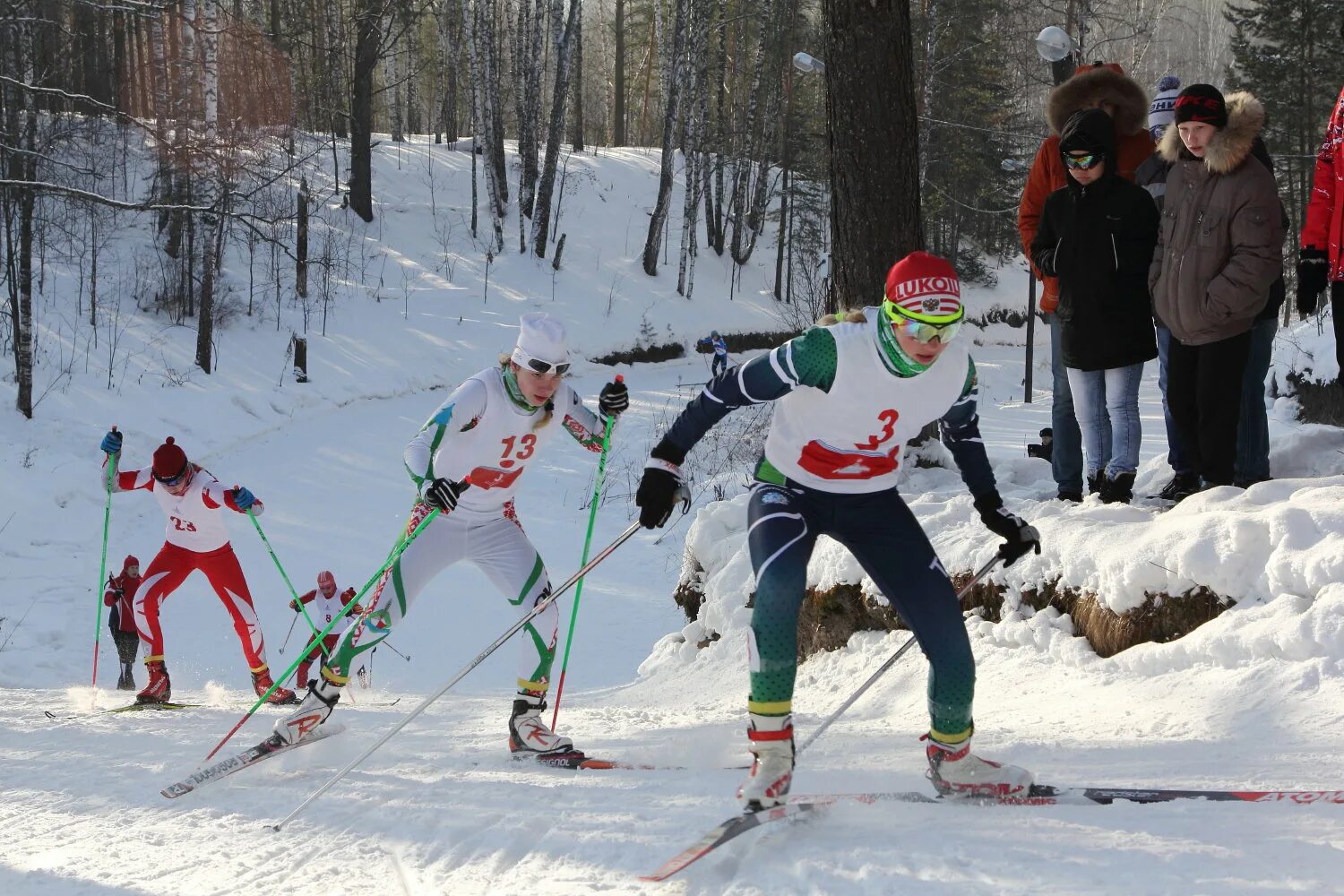 Спортивные школы лыжи. Лыжные соревнования. Лыжи соревнования. Соревнования по лыжным гонкам. Лыжные гонки в школе.