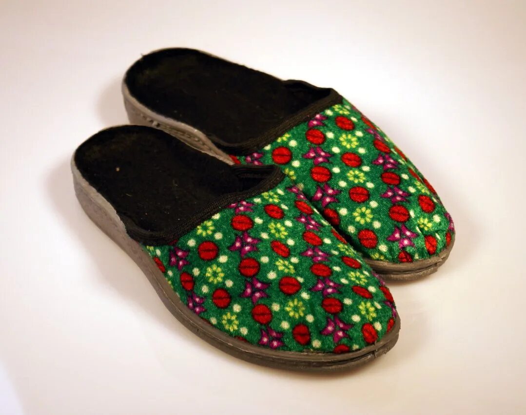 Производство тапок. Тапки домашние inblu. Удобные домашние тапочки женские. Производство тапок. Обувь из подручных материалов.