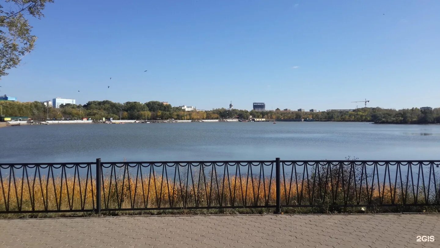 Парк караганда. Аттракционы в караганде в парке. Памятник парк караганда центральный. Парковое озеро караганда. Казахстан караганда парк.