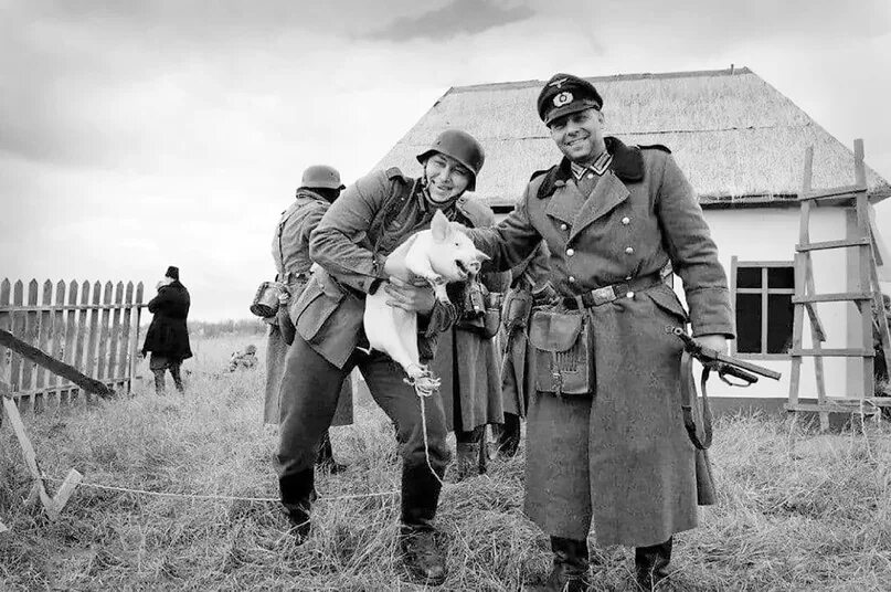 Немцы другое название. Солдаты вермахта в Советской деревне. Немецкие солдаты в деревне.