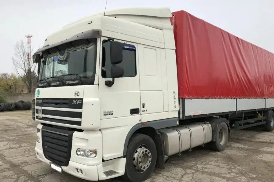 Купить даф на авито в россии. DAF XF 105 сцепка. DAF XF 105 С полуприцепом. DAF 105 XF тент. DAF XF 95 C прицепом.