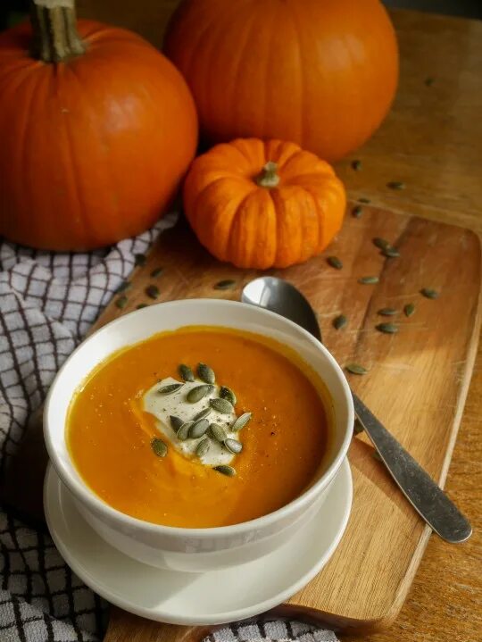 Тыква для супа какая лучше. Тыква для супа какая лучше. Тыквенный суп топинги. Крем суп с тыквой. Тыквенный суп с рисом.
