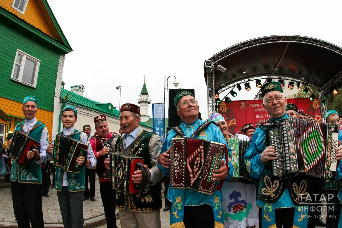 Музыкальная культура татар. Татарская тальянка. Гармонь тальянка Татарская. Гармонист татарин. Башкир с гармонью.