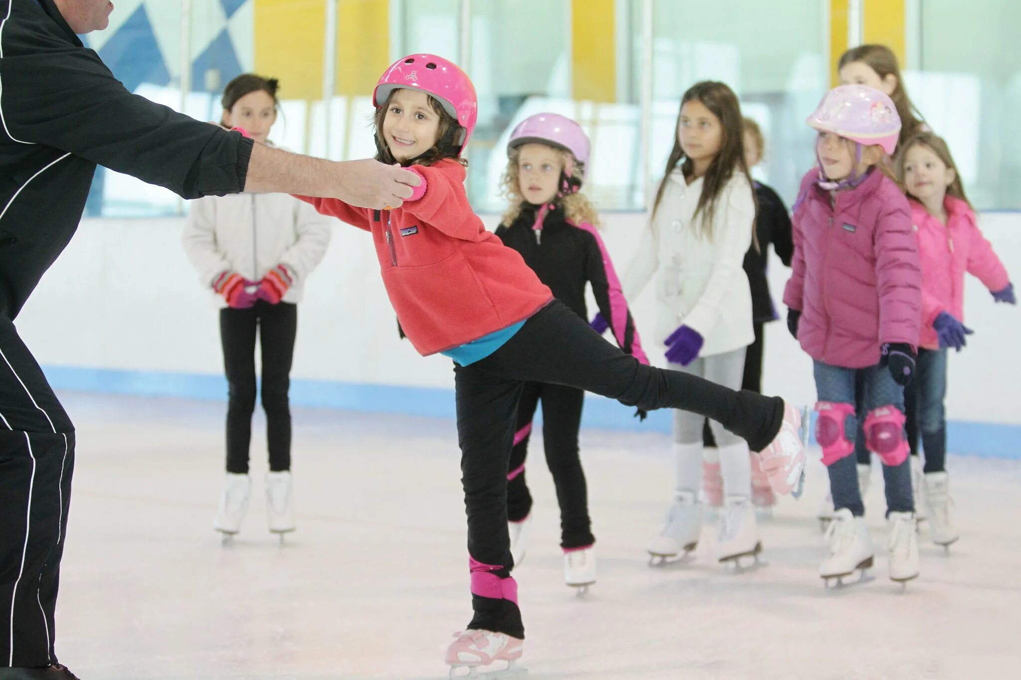 Игры катания на льду. Катание на коньках. Занятия по фигурному катанию для детей. Фигурное катание дети тренировка. Занятия на коньках для детей.