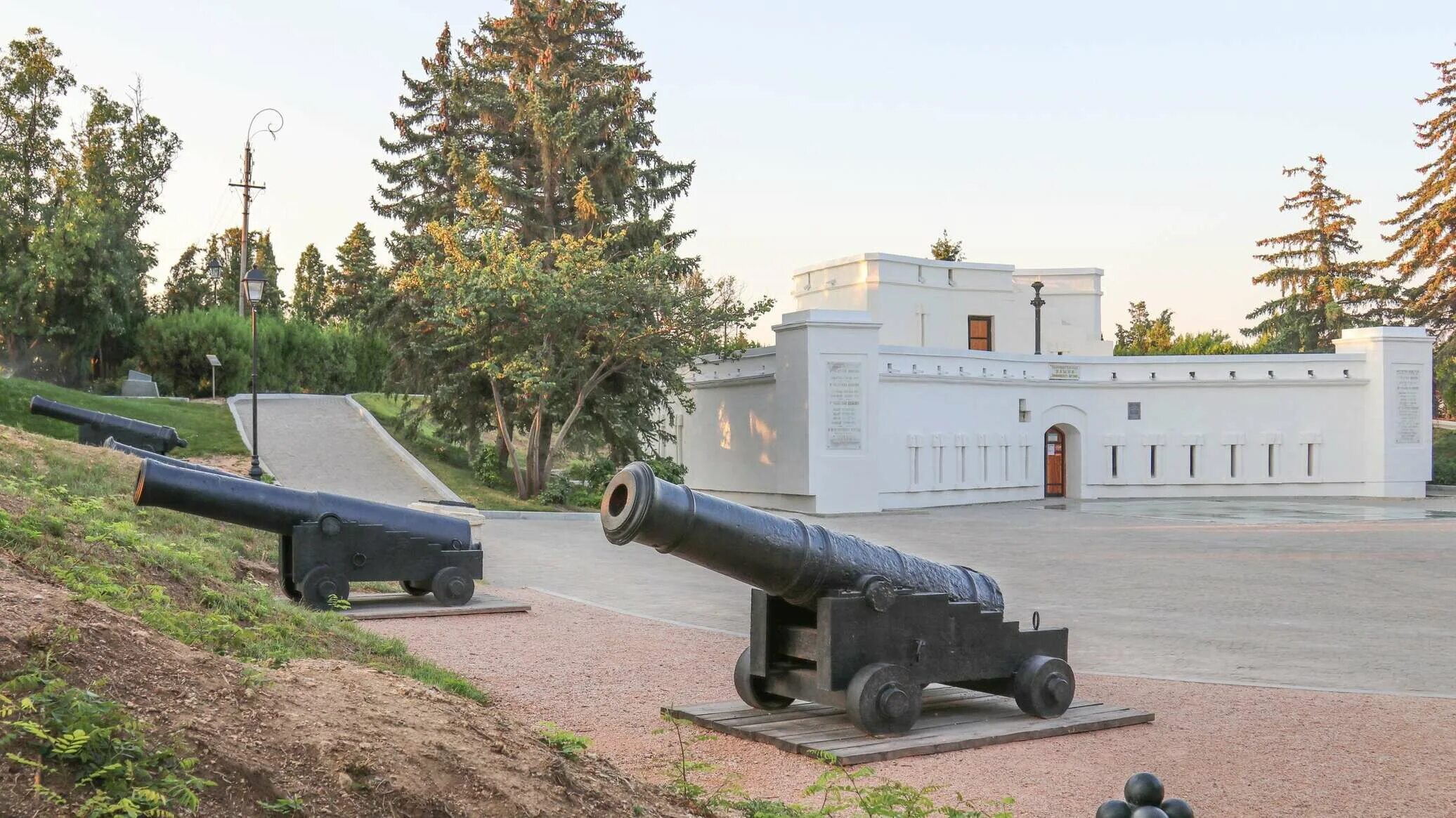 На малаховом кургане. Мемориал Малахов Курган Севастополь. Мемориальный комплекс Малахов Курган. Малахов Курган Севастополь оборонительная башня. Оборонительная башня Малахова Кургана.