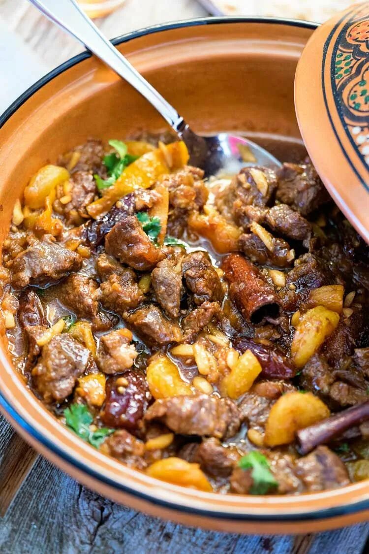 Мусульманское мясо. Moroccan Lamb Tagine. Мусульманские блюда с мясом. Moroccan блюдо. Марокканская кухня баранина.