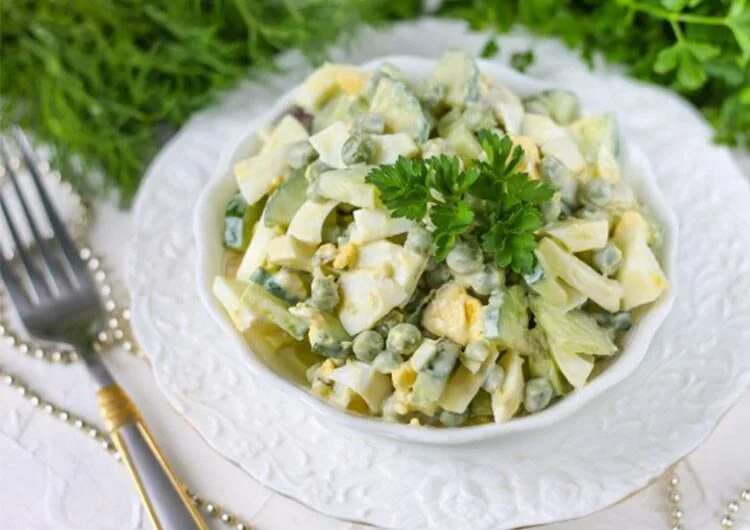 Курица горошек огурец яйцо. Салат огурец горошек. салат с зелёным горошком и яйцом и огурцом. салат огурец яйцо горошек. салат из горошка и яиц.