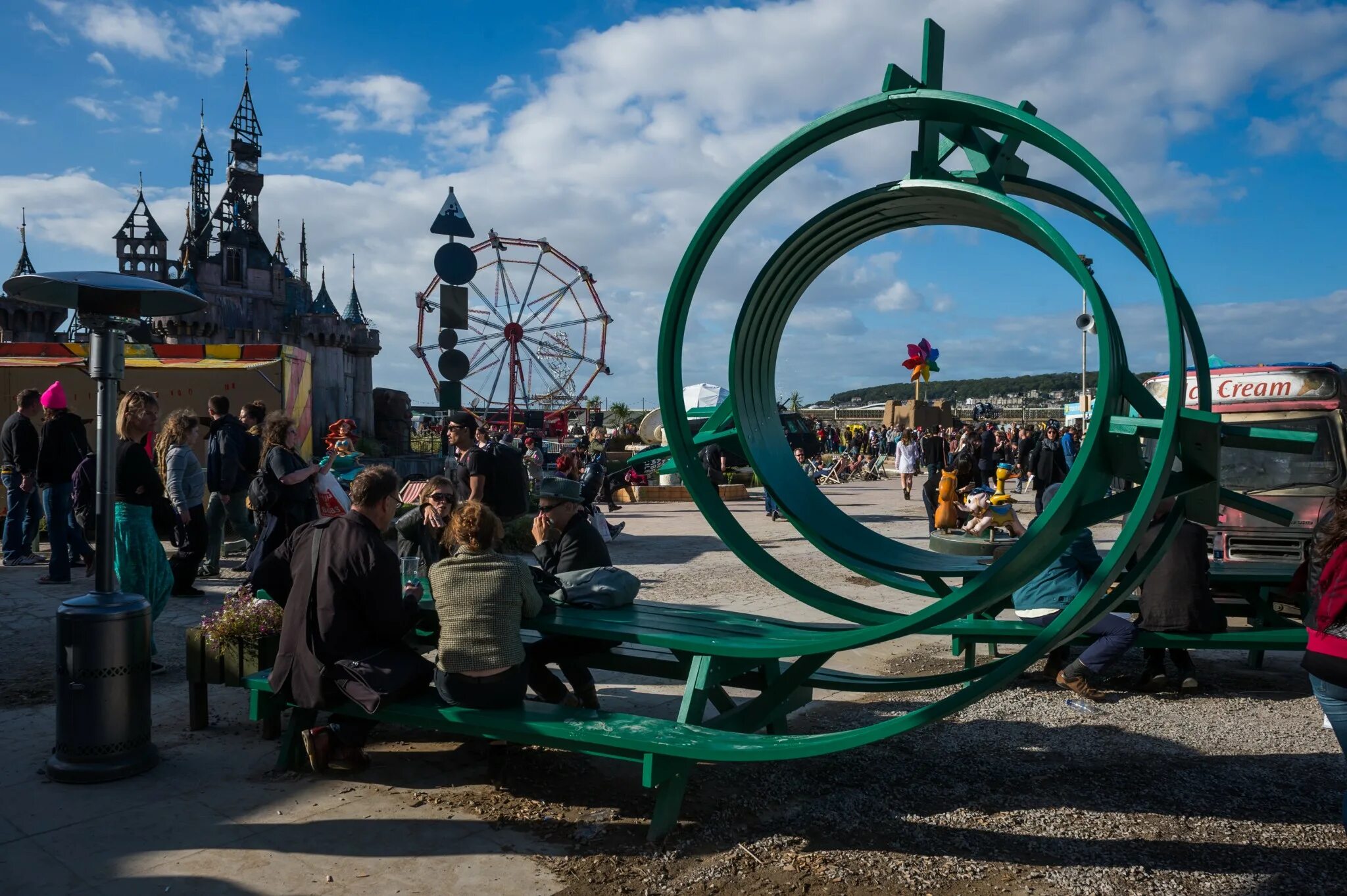 Цум парка. Антидиснейленд, Великобритания. Тематический парк развлечений Dismaland. Парк днем. Название праздника в парке.