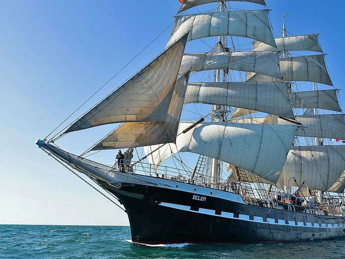 Каравелла и фрегат. Торговое парусное судно. Испанский галеон 16 века. Торговые парусники. Корабль галеон батавия.