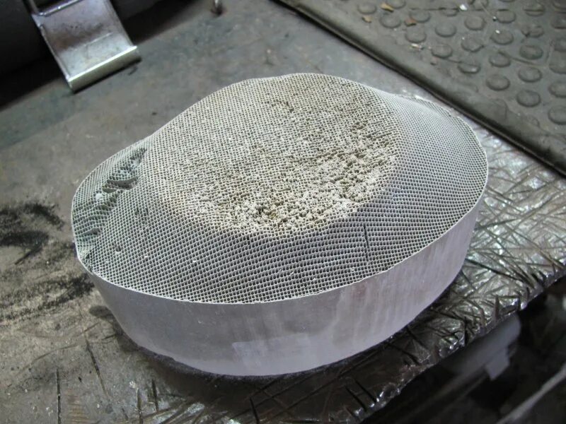 Промышленные катализаторы. Отработанные катализаторы. Большие катализаторы. Катализатор. Катализаторы нефтепереработки.