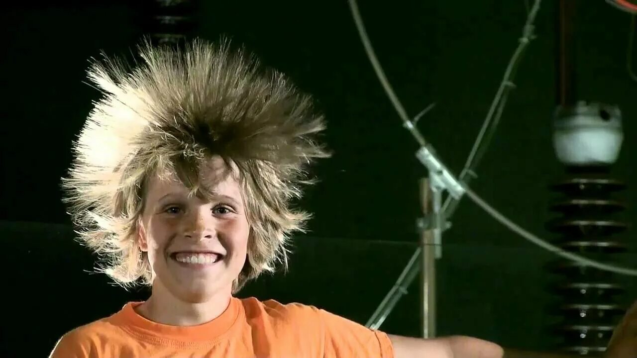 Статическое электричество я тебя знаю. Волосы дыбом. Электричество волосы дыбом. Статическое электричество волосы дыбом. Прическа дыбом.