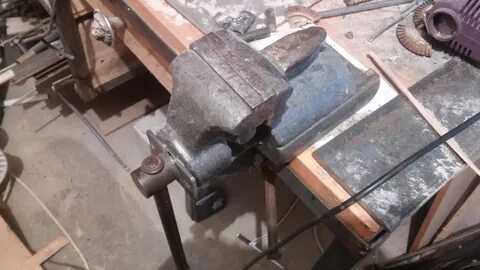 Механизм слесарных тисков