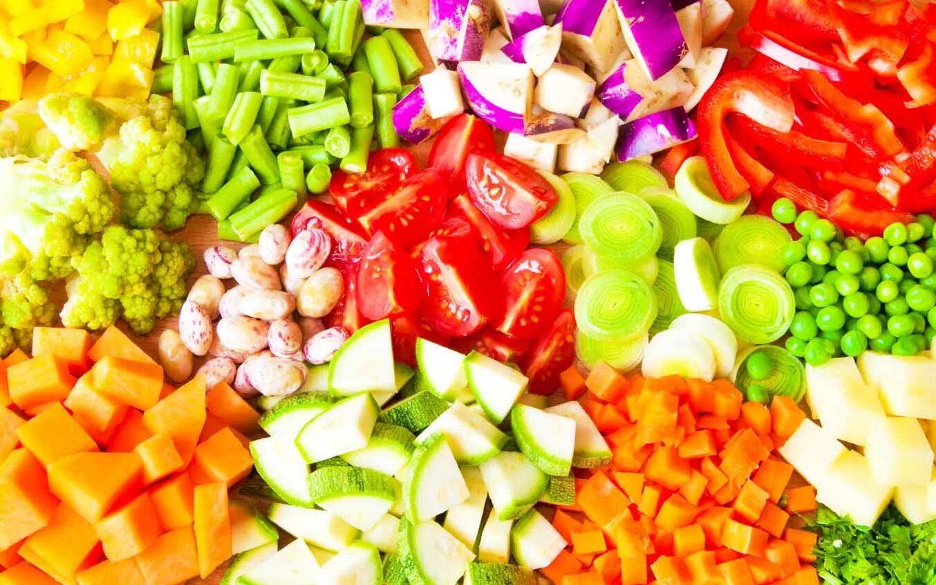 Cutting vegetables. Нарезанные овощи. Овощи нарезанные ломтиками. Кубики "овощи". Резать овощи.