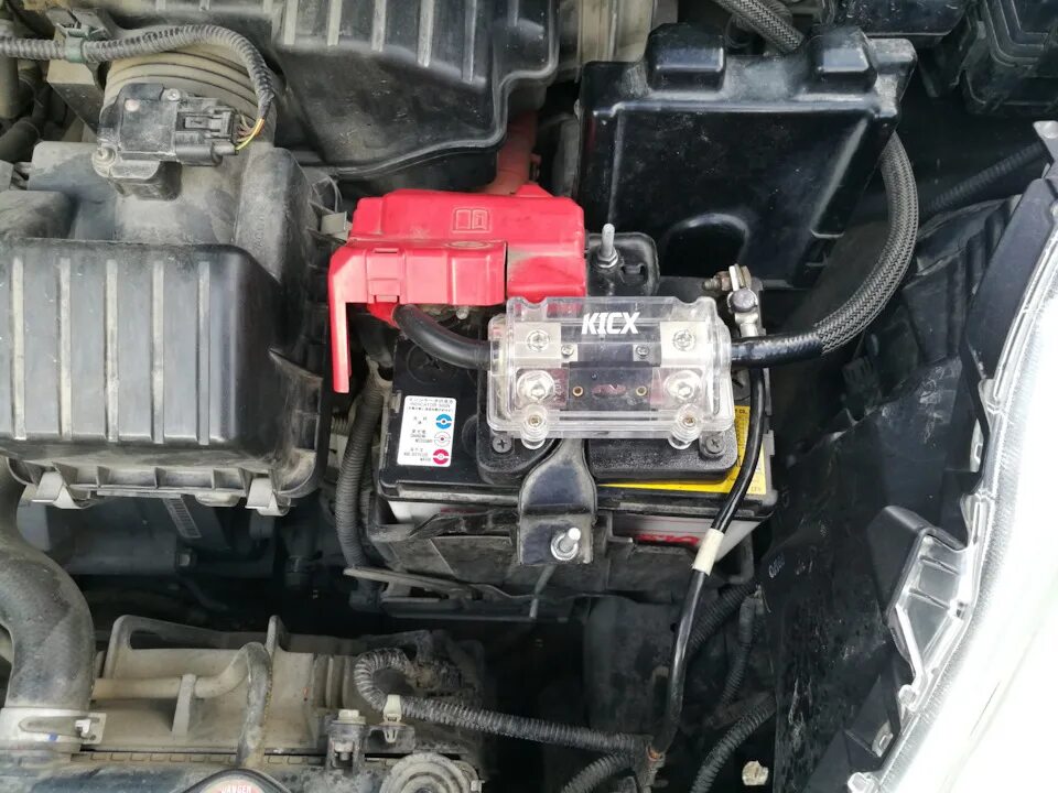 Фит шаттл аккумулятор. Фит шаттл аккумулятор. Номер двигателя на хонда фит шаттл 2012. Номера двигателя хонда фит шаттл. Honda fit 2002 года аккумулятор.