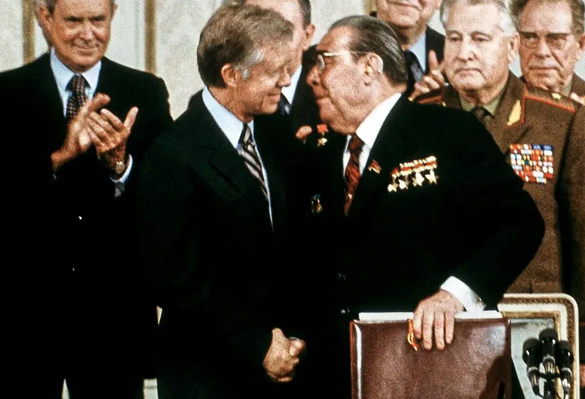 Осв-2 брежнев 1979. Брежнев договор. Визит брежнева в сша 1973. Брежнев и никсон подписание осв 1. Визит брежнева в сша 1973.