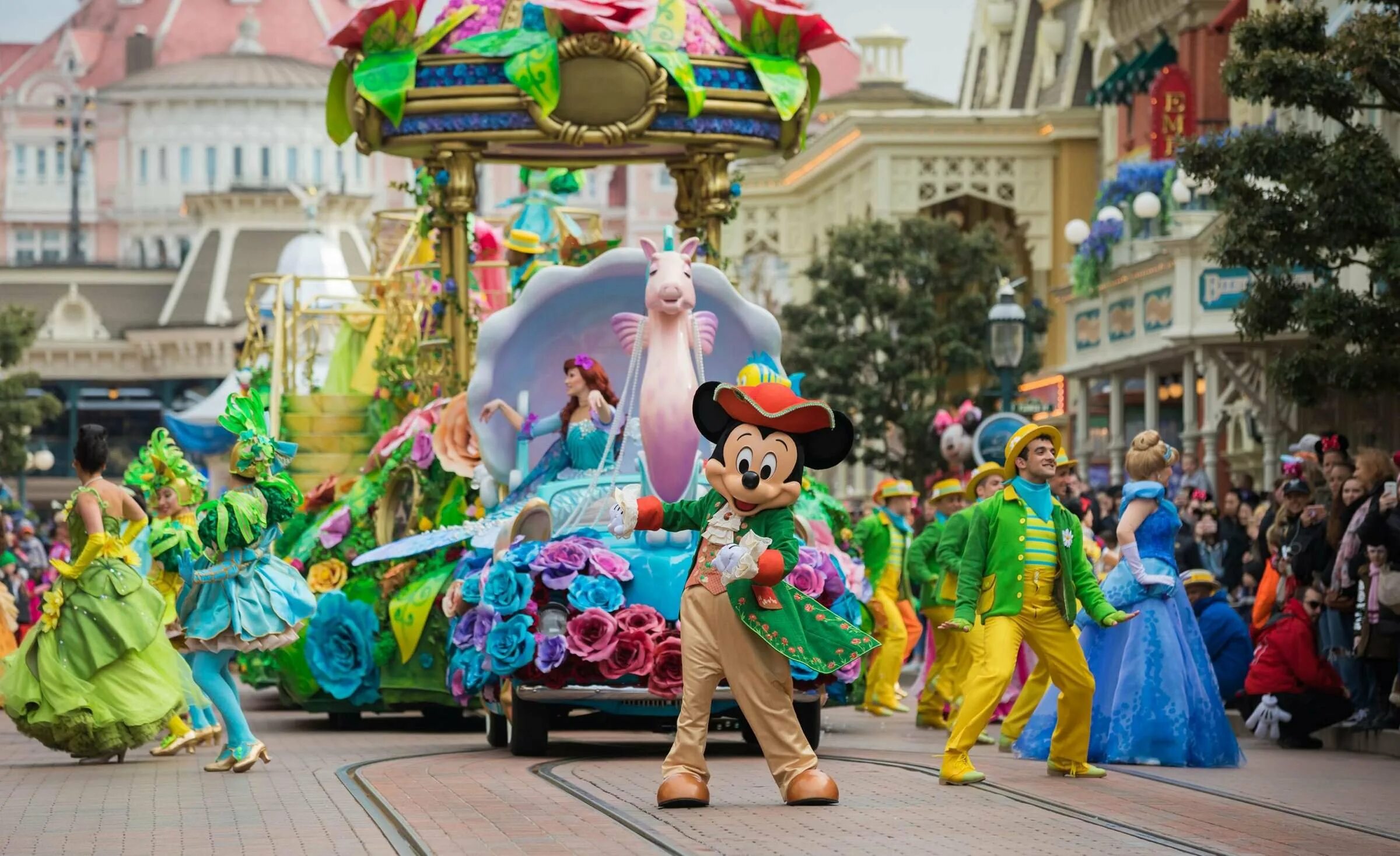 Сколько стоит диснейленд в париже. Диснейленд Париж Disneyland Paris. Диснейленд Париж парад. Диснейленд Париж парад героев. Уолт Дисней в Париже.