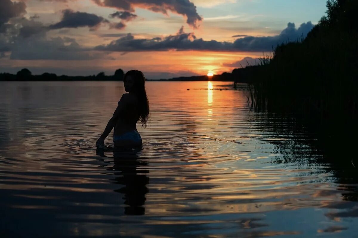 Ждет меня на берегу самая красивая песня. Девушка возле реки. Девушка на озере со спины. Девушка на закате у реки. Девушка на закате у озера.