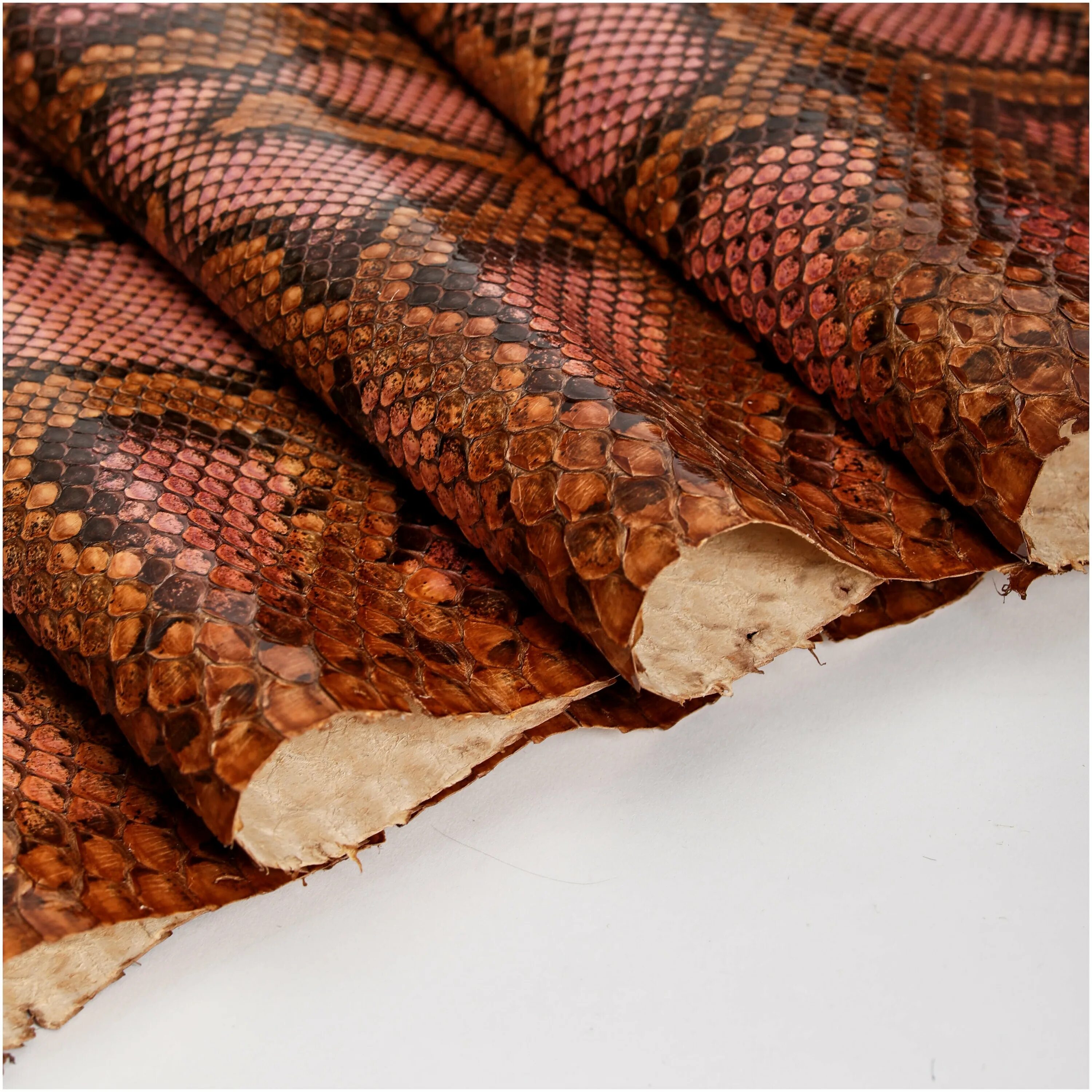 Кожа бежевый питон. Натуральная кожа питон. Питон расцветка. Кожа под питона. Шкура питона.