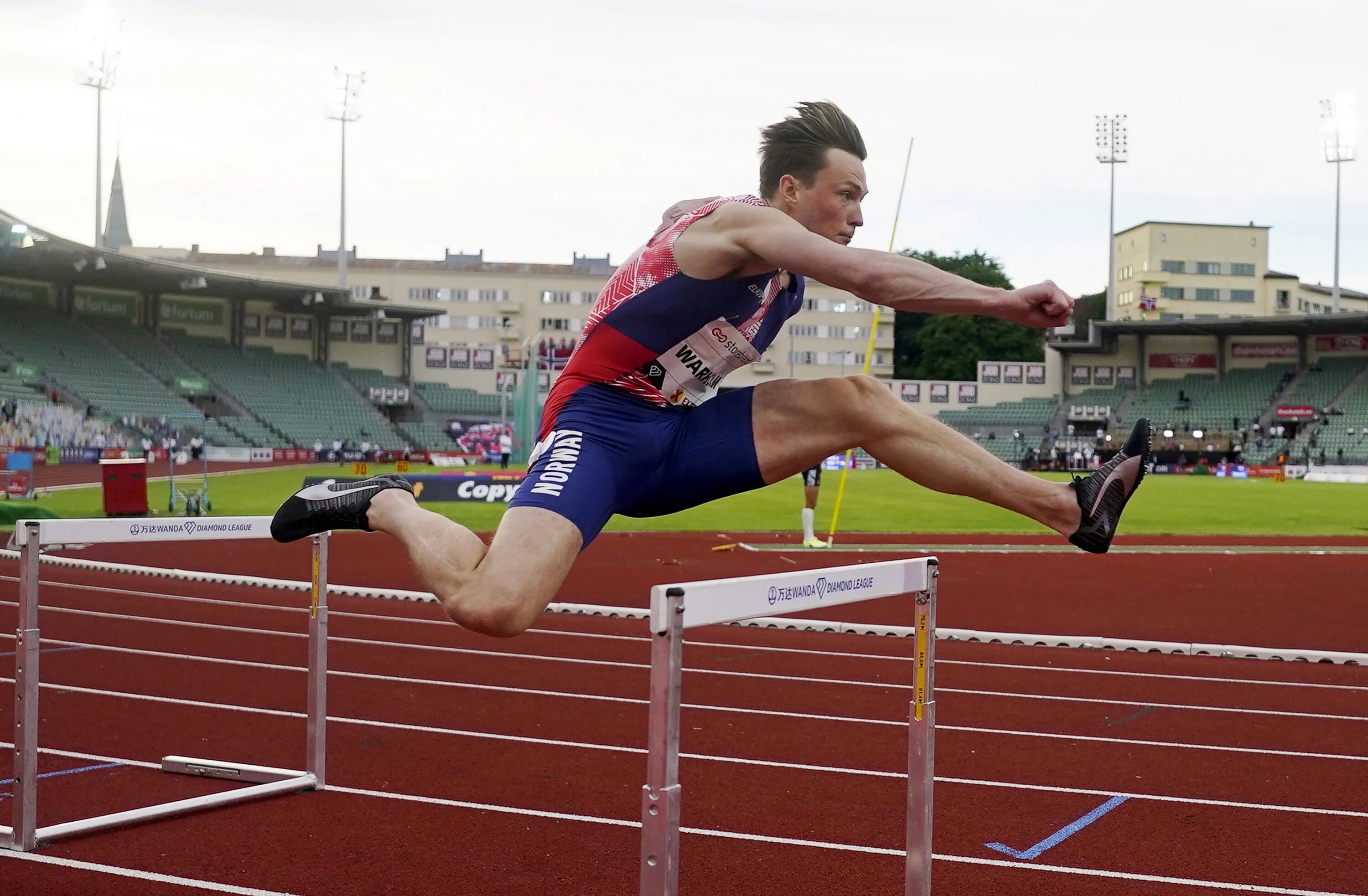 Athletes competitions. Вархольм легкая атлетика. Карстен Вархольм. Барьерный бег в легкой атлетике.