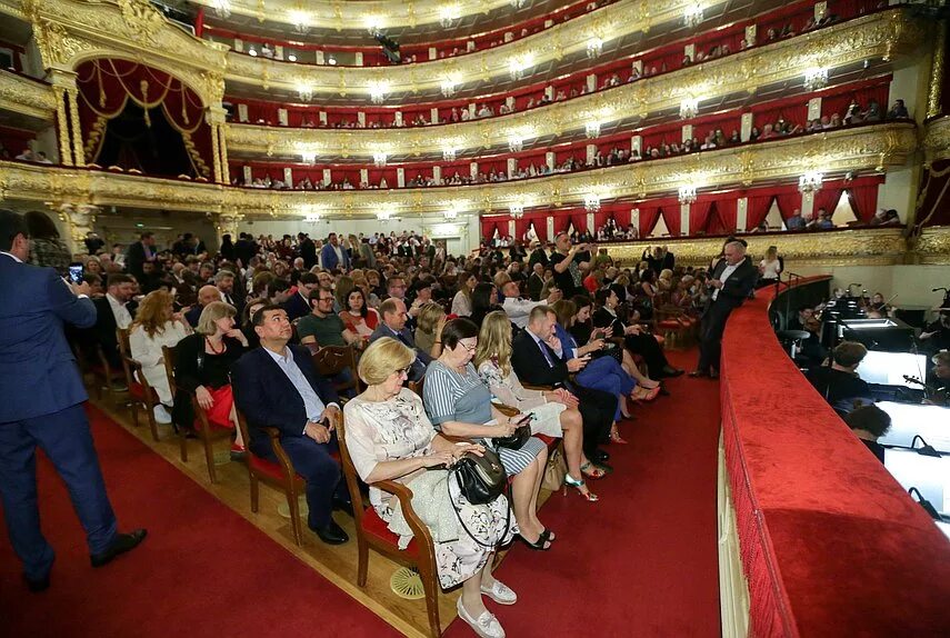 В театре 14 рядов. Амфитеатр 2 ряд большой театр. Большой театр партер. Большой театр публика. Большой театр зрители.