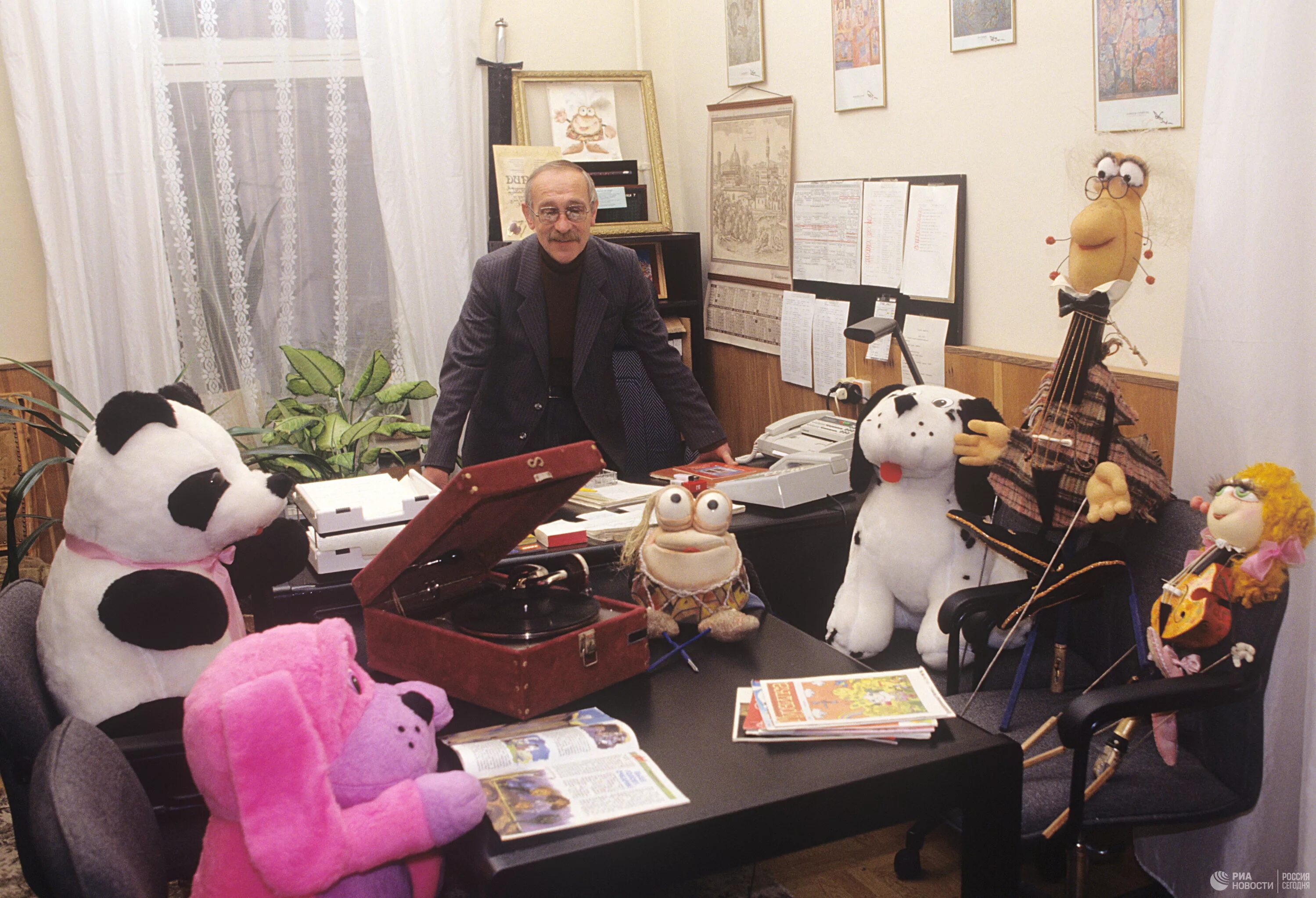 Андрей жмакин квн. Работники газет и журналов. Редакция журнала помещение. Типовая работа. Основатель квн меньшиков.