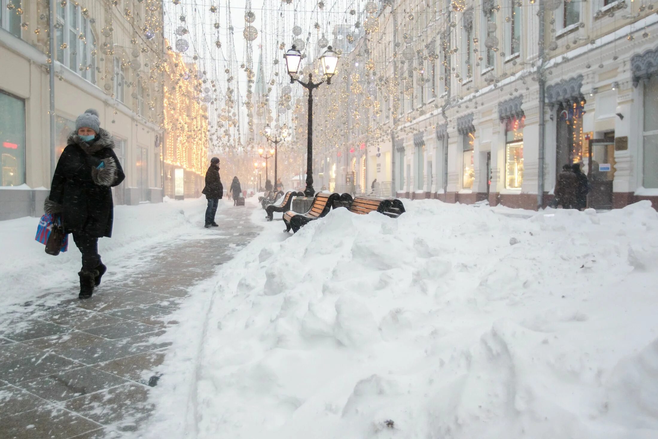 Высота выпавшего снега. Москва снегопад 2021. Снег в Москве. Зима в Москве. Сугробы в Москве.