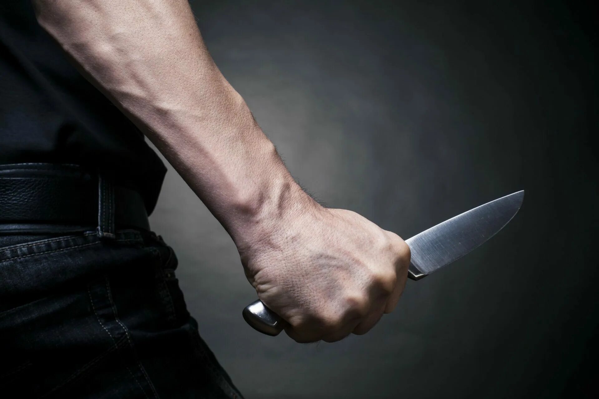 Ножевое ук. Мужчинская рука с ножом.