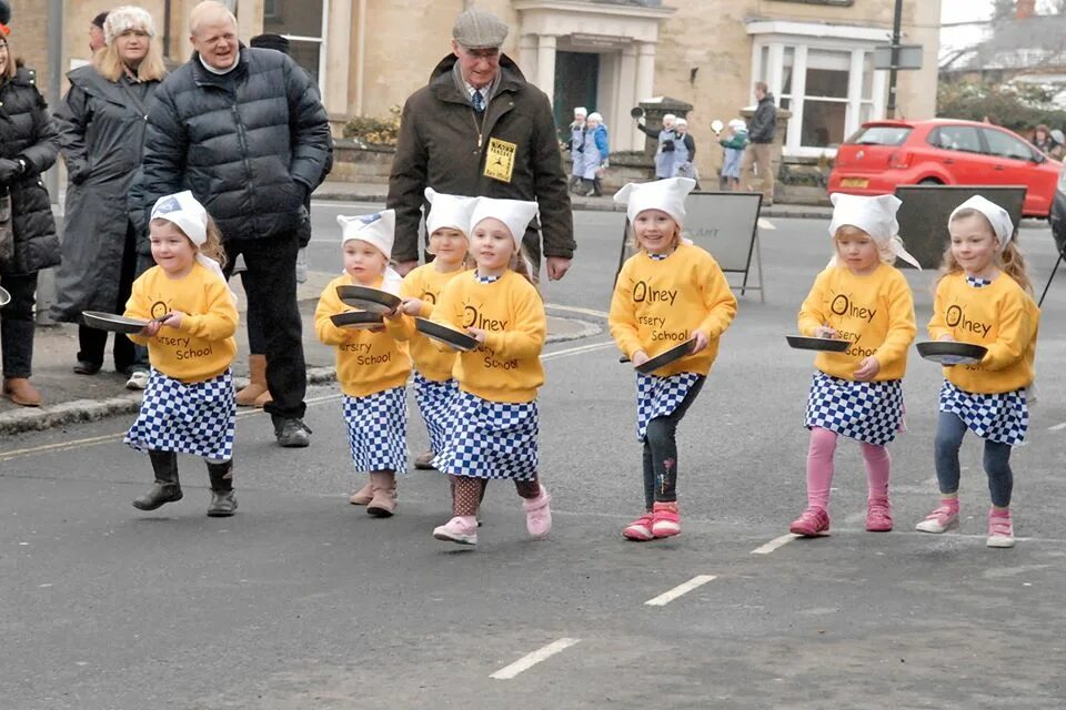 Shrove Tuesday в Англии. Блинные бега в Великобритании. Панкейк дей в Великобритании. Панкейк Дэй в Британии.