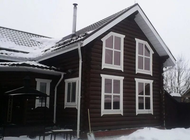 коричневый дом с белыми окнами. дом с коричневой крышей. серый фасад. фасад дома. коричневый дом с белыми окнами.