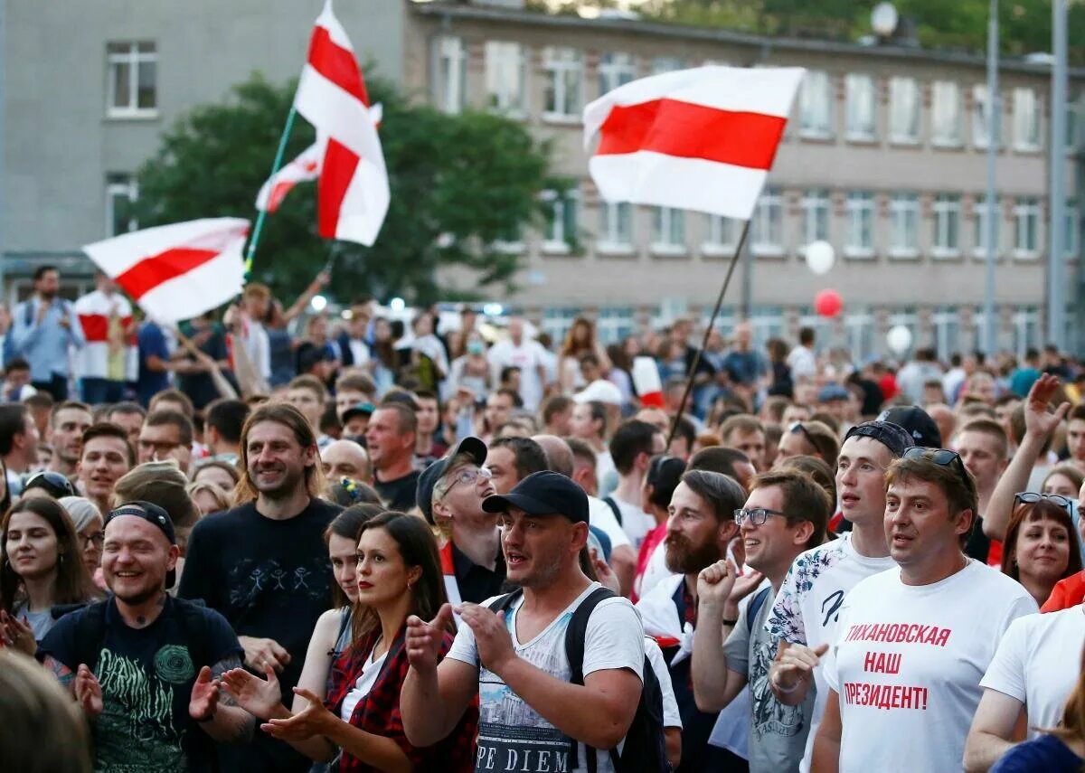 Мирные протесты в Белоруссии 2020. Митинги в Беларуси 2020 оппозиция. Протесты БЧБ В Беларуси. Протесты Беларусь 2020 флаг.