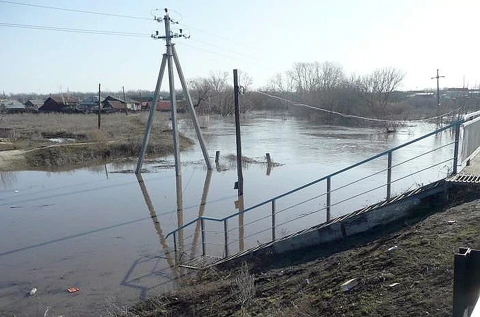 Подвесной мост Аткарск Саратовская область. Паводок Дергачи Саратовская область. Половодье в Петровске Саратовская область. Паводок в Перелюбском районе.