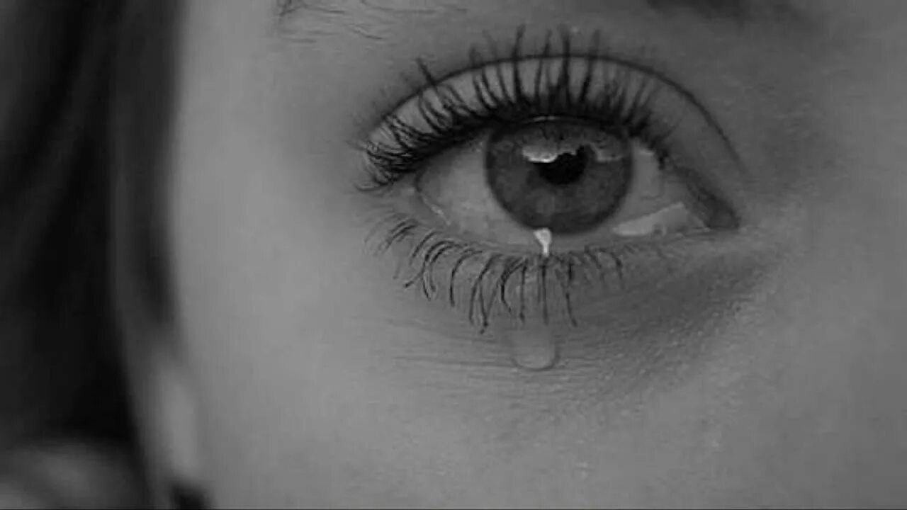 Слезы делают сильнее. Плачущий глаз девушки. Глаз со слезой. Глаз девушки Эстетика.