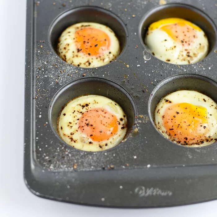 Запеченные яйца. Яичница в формочках для кексов. Яйца в духовке. Яичница в форме для кексов. Завтрак в духовке в формочках.
