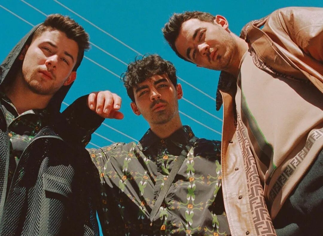 Sucker jonas brothers. 3 Брата музыкальная группа. Brother картинка. Brothers records. Зе Райчес бразерс песня.