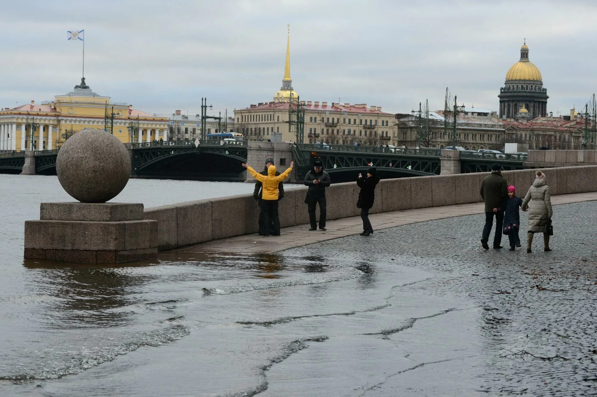 Наводнение на Неве в Санкт-Петербурге. Стрелка Васильевского острова наводнение. Наводнение в Питере 2007.