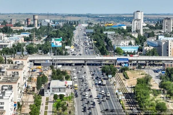 Г волгоград пр жукова. Волгоград сверху. Аллея героев Волгоград сверху. Жукова 129 Волгоград.