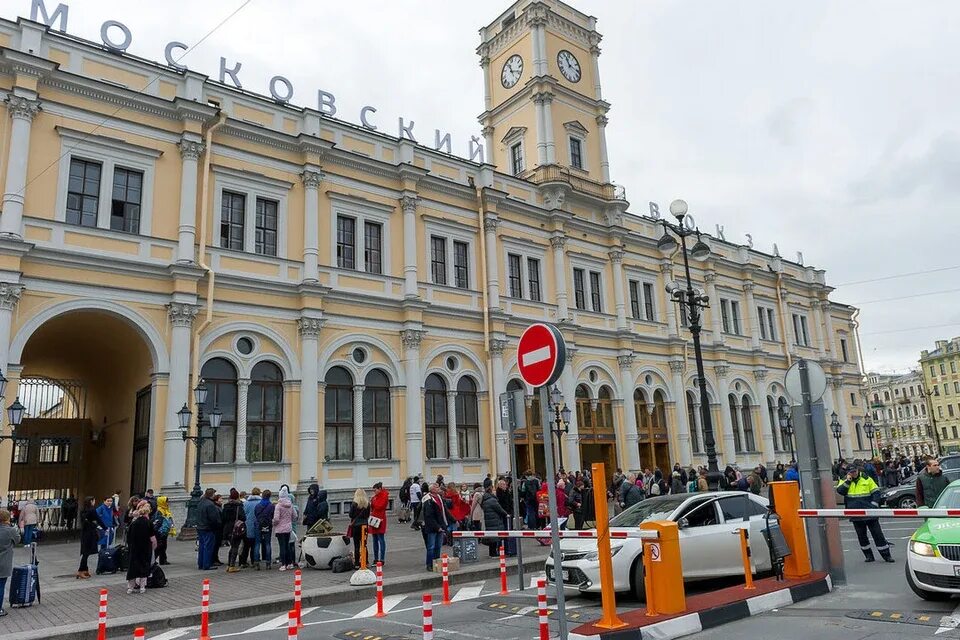 Номер телефона вокзала санкт петербурга. Московский вокзал Санкт-Петербург. Московский вокзал изнутри. Московский вокзал СПБ фото. Эволюция вокзала.