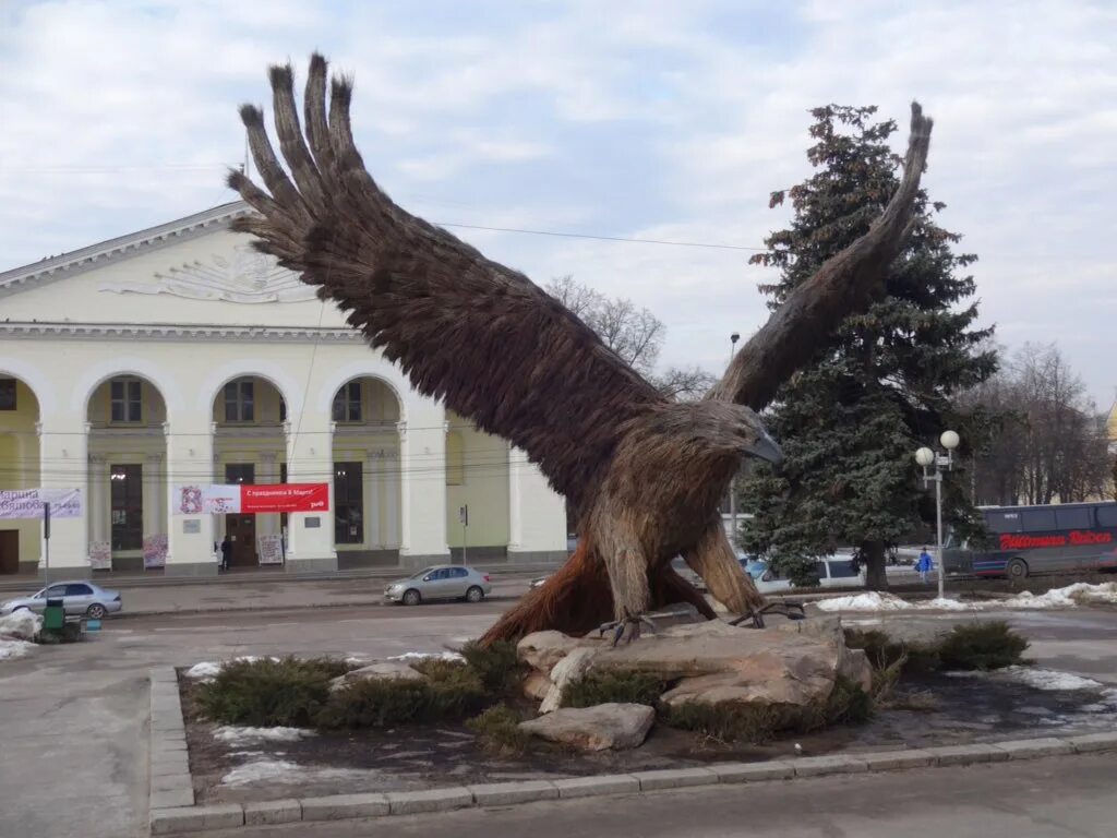 Орел памятник на ЖД вокзале. Орел в городе Орел на вокзале. Статуя орла в Орле на вокзале. Орел лезгин. Орел крошка