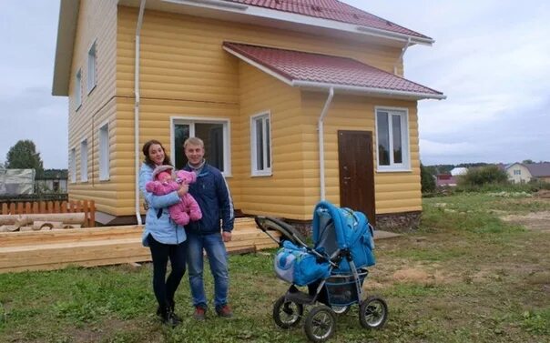 Многодетная семья жилье. Молодые семьи в сельской местности. Жилье молодым специалистам. Деревня дом семья. Переехать в деревню с жильем