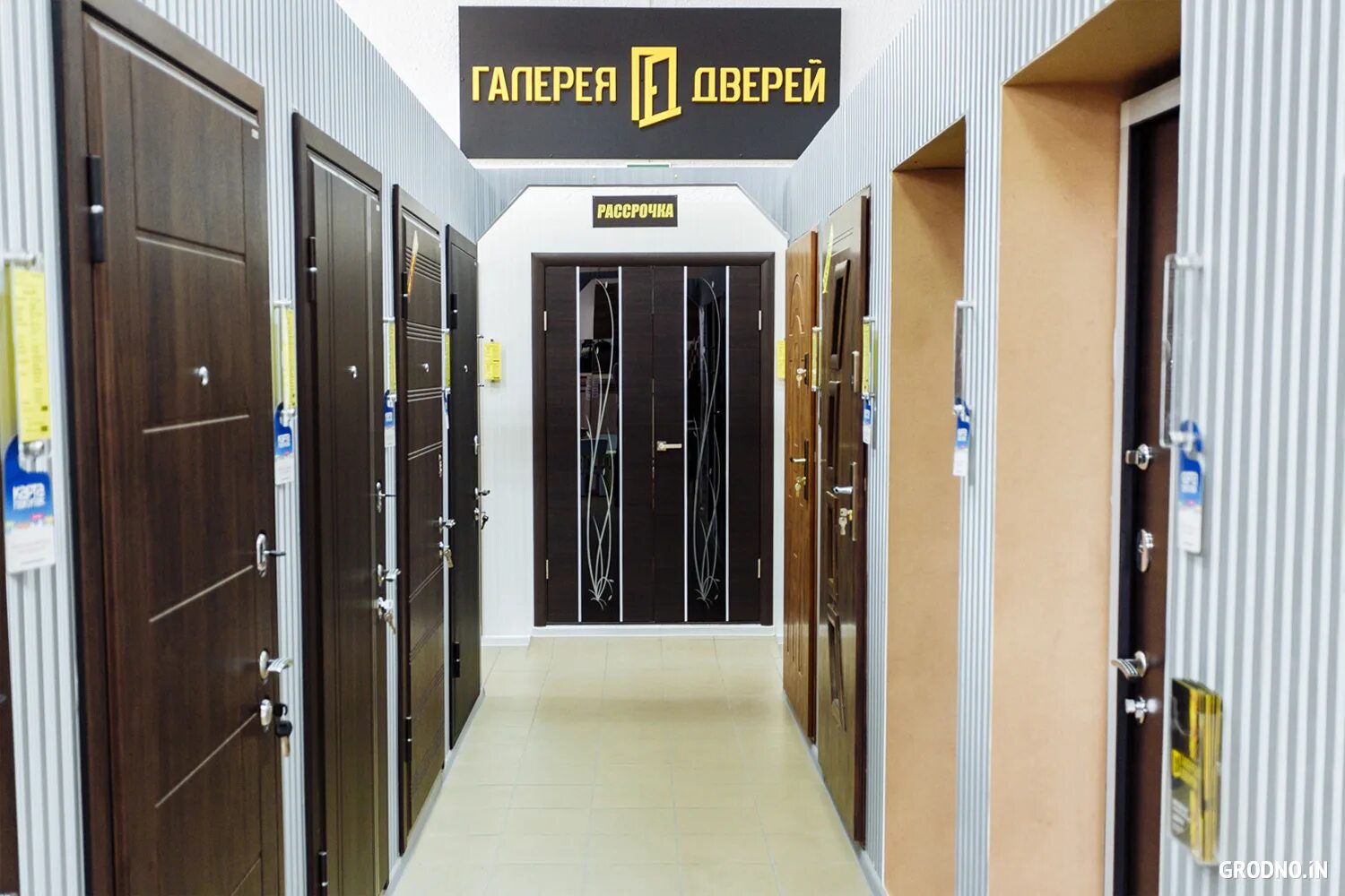 Склад дверей. Монобрендовый магазин «стальная линия». Выставка металлических дверей. Салон входных дверей. Выставочный образец входные двери.
