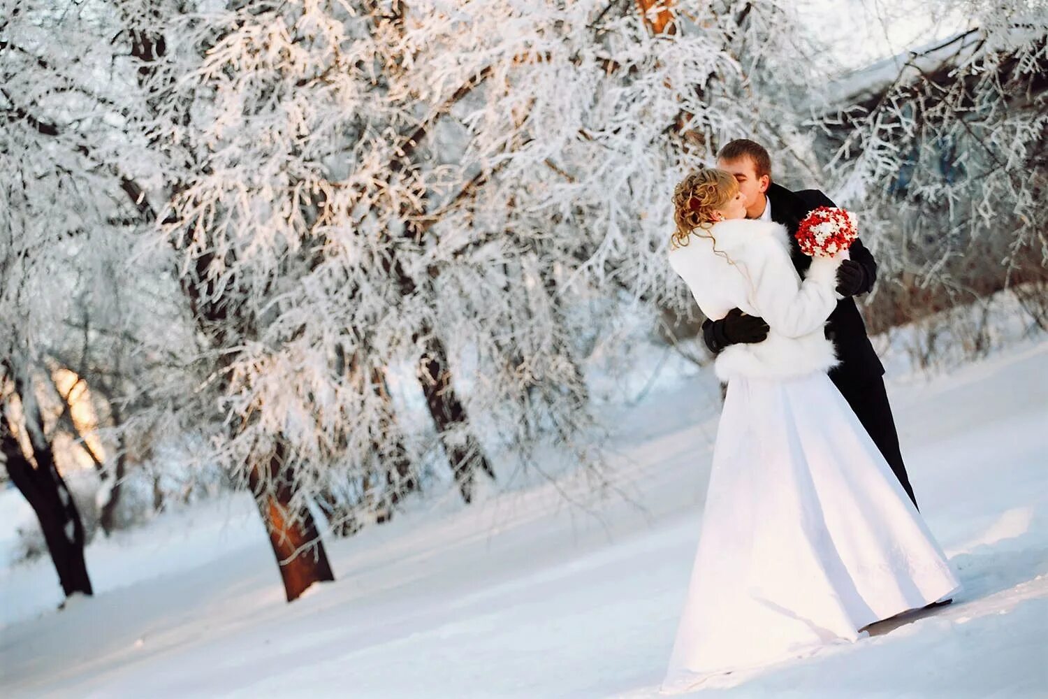 Зимой свадебный. Свадьба зимой фотосессия. Зимняя свадьба фотосессия. Зимняя фотосессия молодоженов. Зимой свадебный.