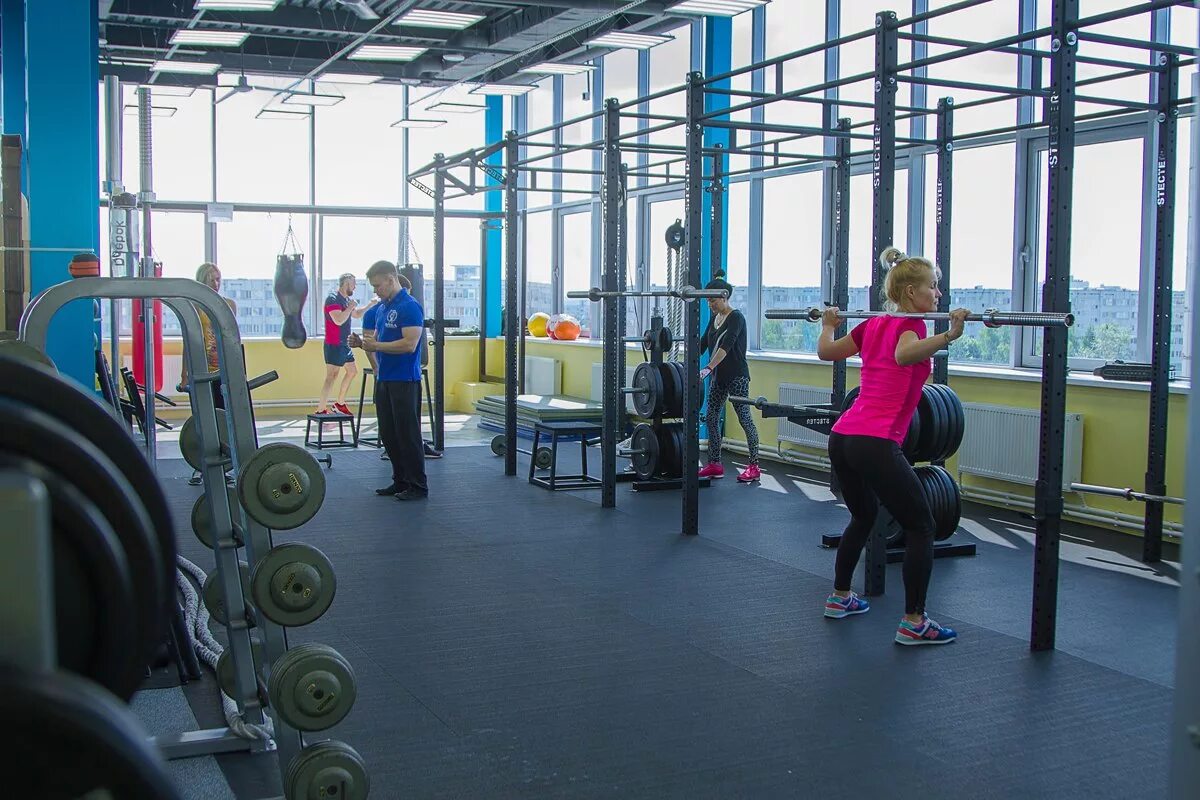 Сильная арена набережные челны 54. Arena Gym Набережные Челны. Арена Джим Набережные Челны 54. Спортзал Арена Набережные Челны. Клевер спорт Набережные Челны тренажерный зал.