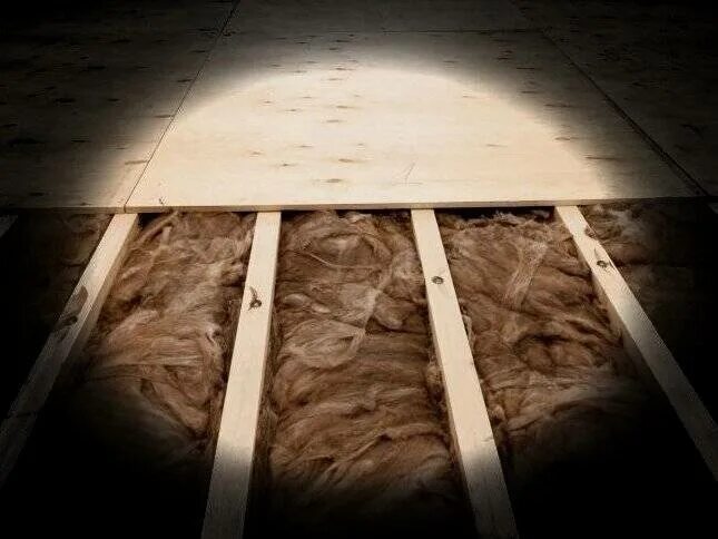 Вентиляция подполья в частном доме. Утеплить пол в частном доме. Как утеплить деревянный пол в частном доме снизу из подвала. Утепление пола первого этажа частного дома. Перестелить деревянный пол в квартире.