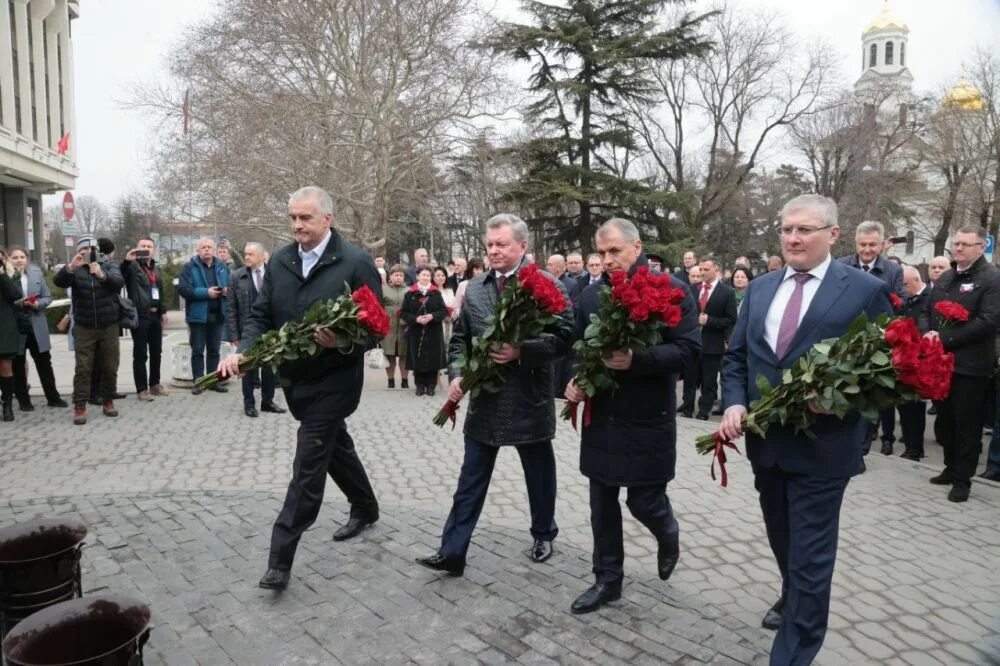 Крымские события 2014 года. Возложение цветов. Торжественное возложение цветов к памятнику. Возложение к памятнику ополчения Симферополь. События в Крыму 2014.