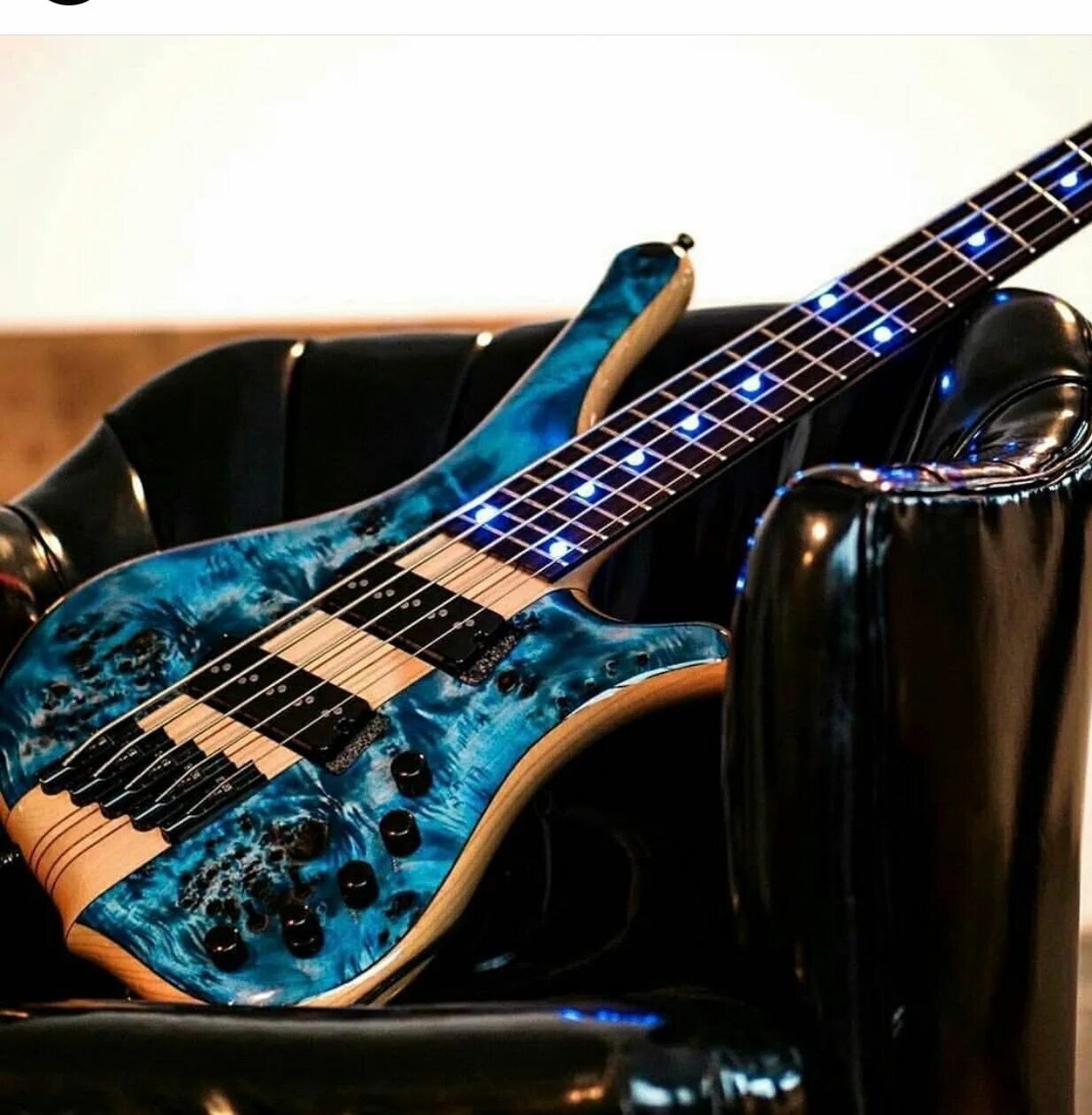 Mayones Bass Guitars. Бас гитаралектро гитара. Бас гитара и электрогитара. Красивые электрогитары.